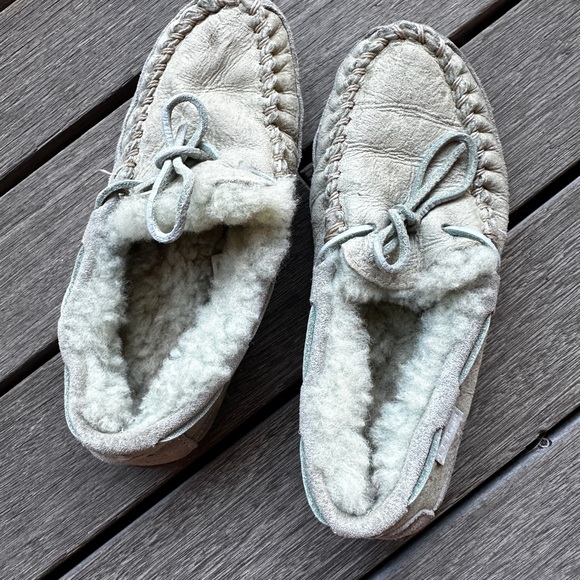 LL BEAN moccasins Women's Medium Size 5 Beige Suede Lamb Fur 290467 - Picture 3 of 4